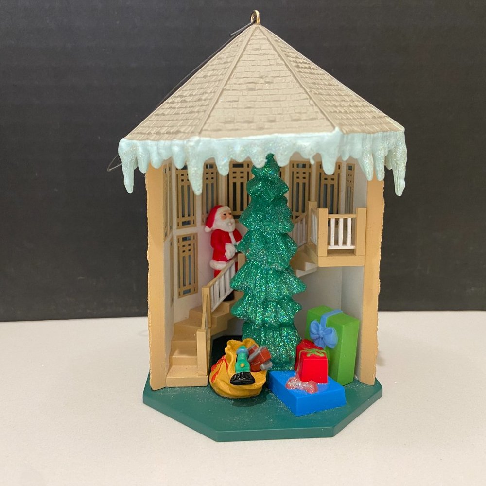 1996 Hallmark Keepsake Ornament Treasured Memories Light Magic Santa Tree
